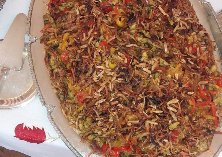 أرز برياني بالدجاج والفلفل الالوان ومكسرات