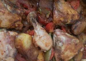 دجاج مُزهّر بالبطاطا و الطماطم