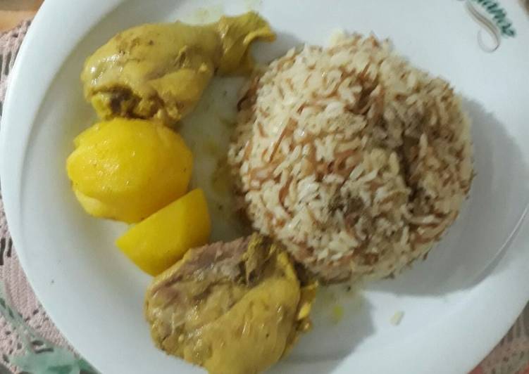 فروج المرق والبطاطا