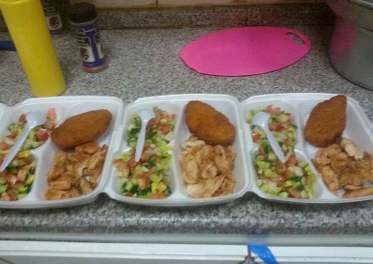 قطع الدجاج المشوي مع السلطه العربيه