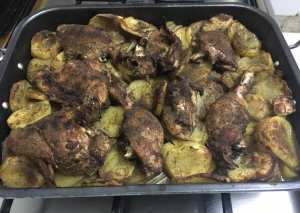 صينية دجاج بالتوم والليمون