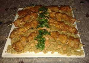 فريكة مع أسياخ الدجاج