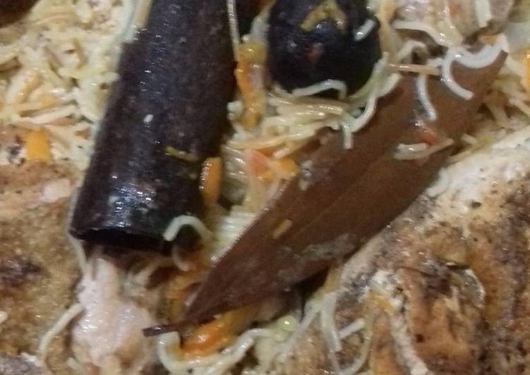 كبسة بالشعرية والفراخ