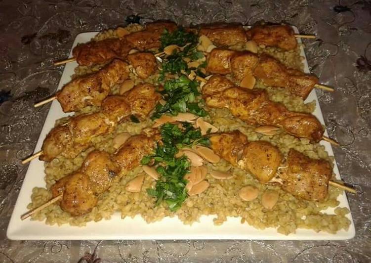 فريكة مع أسياخ الدجاج