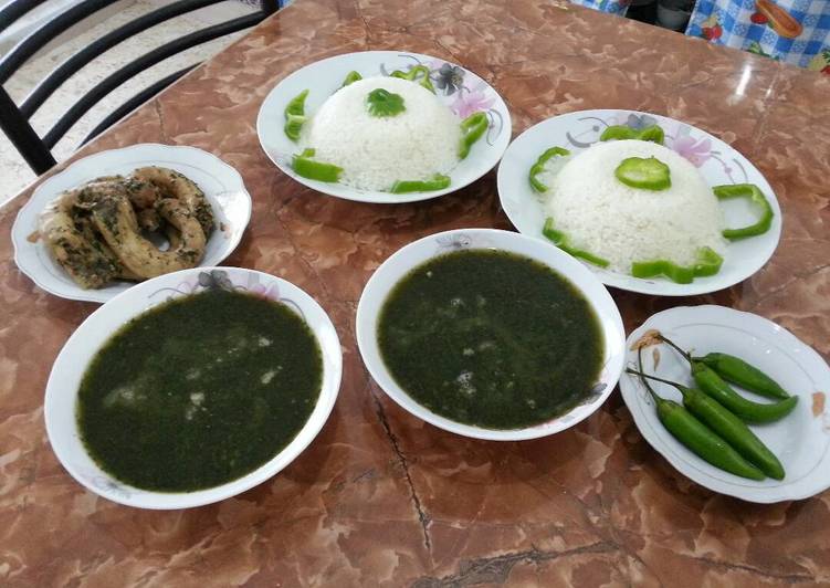 ملوخية ناعمة على ارقاب الدجاج و رز