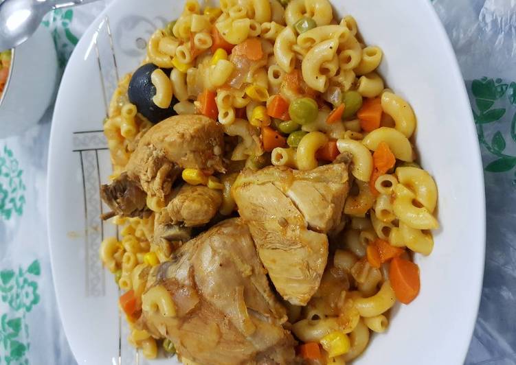 مكرونة بالدجاج والخضار