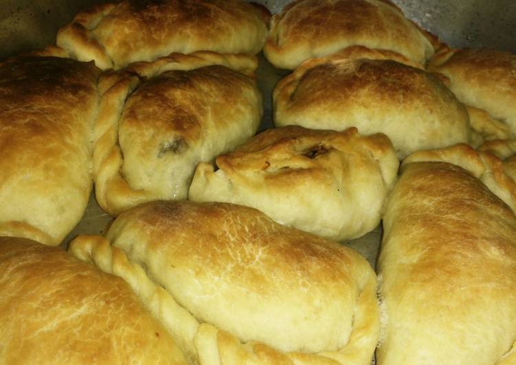 فطاير هشة بالدجاج والبصل المكرمل