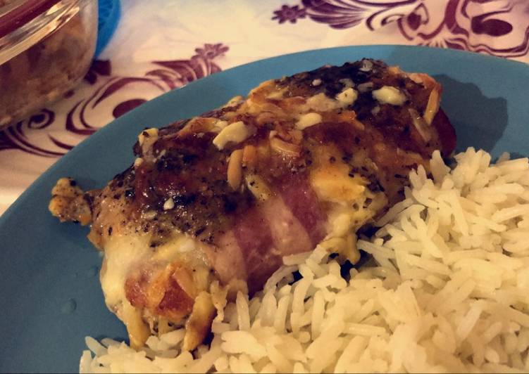 صدور الدجاج بصوص الثوم واللحم المقدد