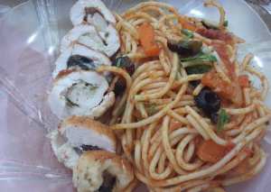 معكرونة بالخضار مع رولات الدجاج بالموزاريلا