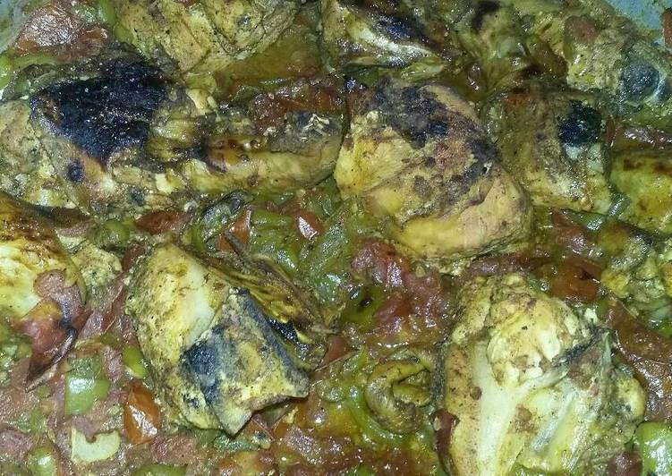 صينية دجاج بالفلفل الرومي والبندورة