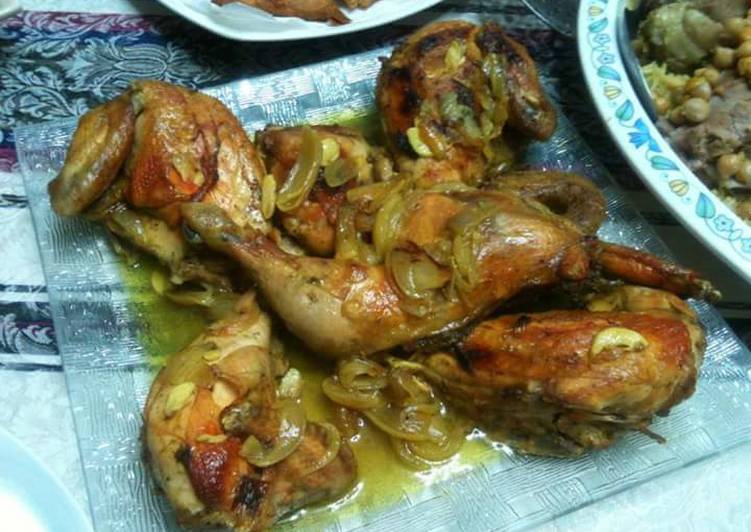 صينية دجاج مع البصل وزيت الزيتون