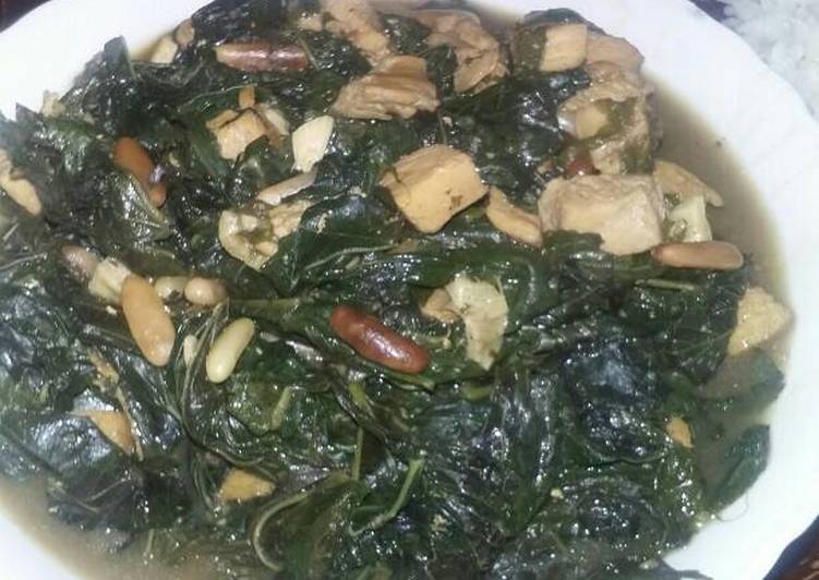 ملوخية ورق بصدور الدجاج والصنوبر