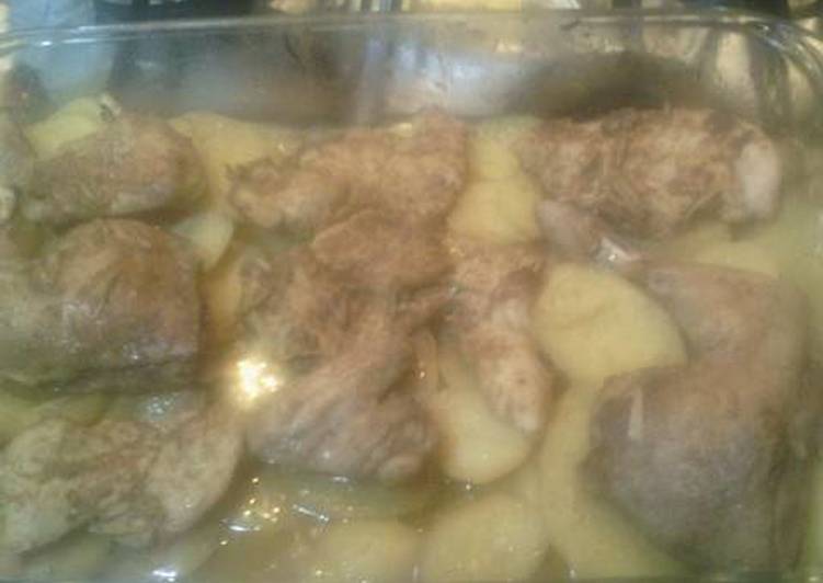 دجاج مع بطاطا بالفرن