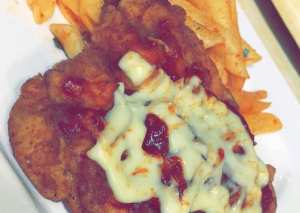 صدور الدجاج بالصلصة والجبن