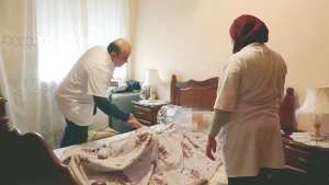 Algérie -  Un médecin qui y met du soin!  un sac à dos et une ambulance avec lesquels il sillonne les rues, de foyer en foyer