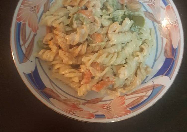 مكرونه الخضار والدجاج بالكريمه