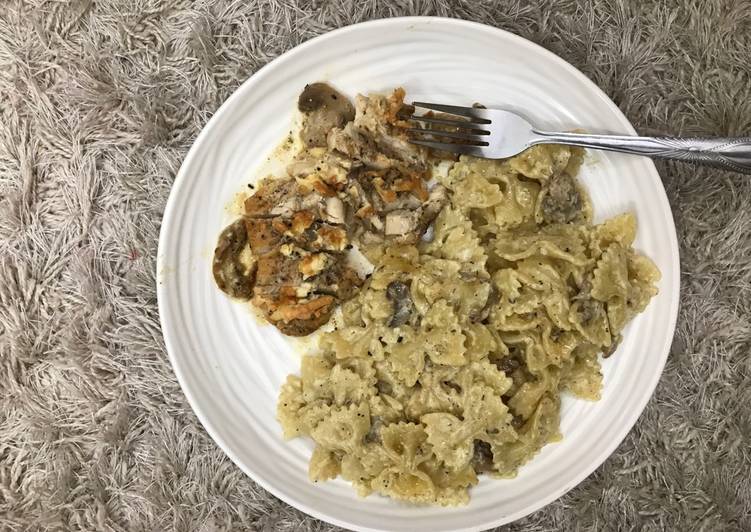 باستا بالصلصة البيضاء و الدجاج المشوي و الفطر