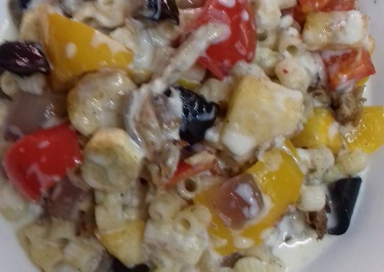 مكرونة بالخضروات والفراخ والوايت صوص