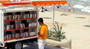 Biblio-plages à El tarf : quand le livre rejoint ses amoureux à la plage