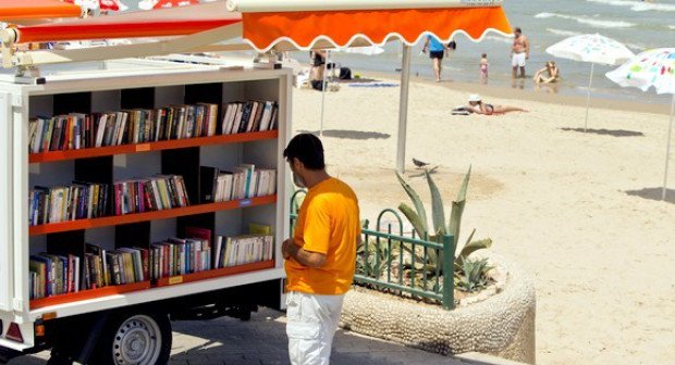 Biblio-plages à El tarf : quand le livre rejoint ses amoureux à la plage
