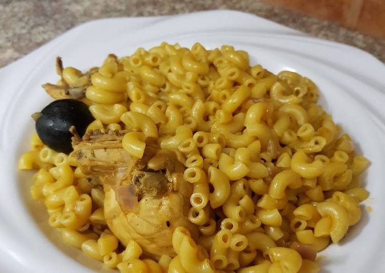 مكرونة بالصلصة والدجاج