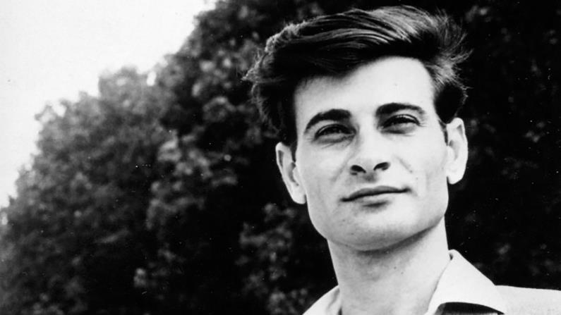 الشعراء غرباء في الذكرى العاشرة لرحيل محمود درويش