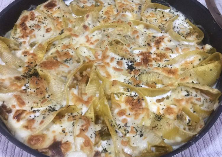 مكرونة القواقع بحشوة دجاج بالكريمة