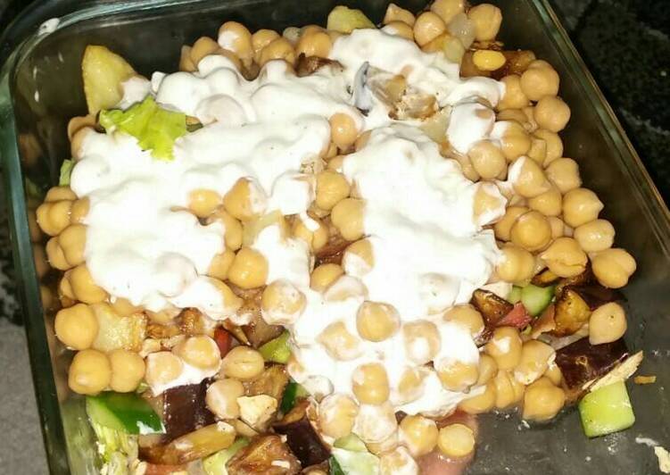 فتة دجاج بحمص وباذنجان