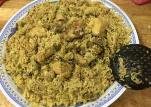 رز بالدجاج والبازيلا