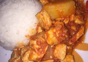 قطع الدجاج بصلصة الطماطم😋