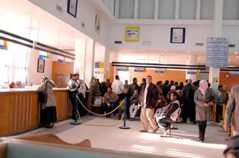 18 milliards de dinars retirés par jour                                    LES BUREAUX DE POSTE SUBMERGES À QUELQUES JOURS DE L'AID