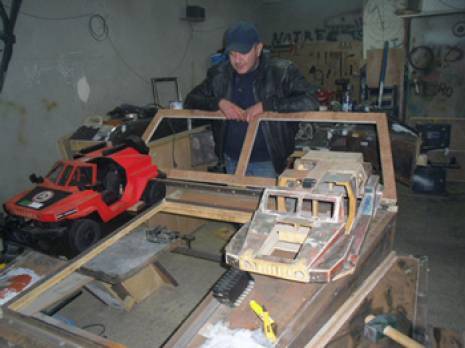 Un jeune créateur qui rêve du «made in Algeria»                                    Djalal Bouakkaz (Artiste-designer)