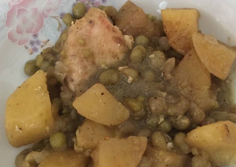 تبسي دجاج بالبازلاء والبطاطا