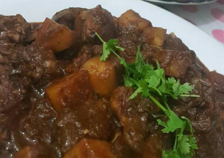 ادام دجاج هندى بالصلصه والكاري