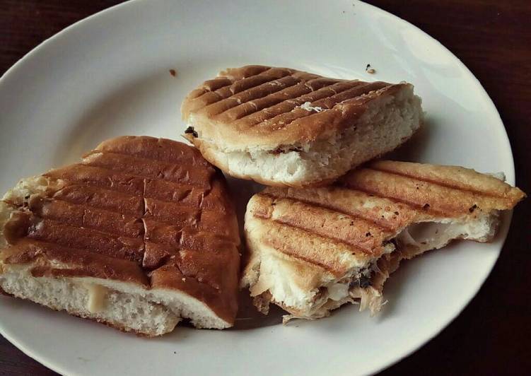 شطيرة الدجاج والجبن المحمصة