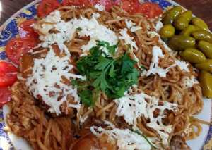 معكرونة بالصلصة والدجاج