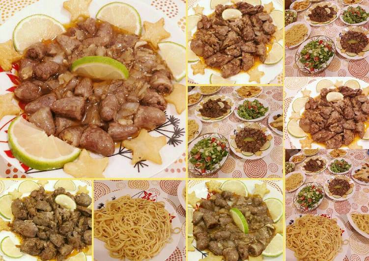 كبدة وقلوب الدجاج ومعكرونة مقلية بالزيت والتوابل