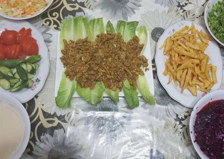 غدانا اليوم شوارما دجاج وبطاطا وتوابعها