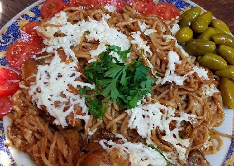 معكرونة بالصلصة والدجاج