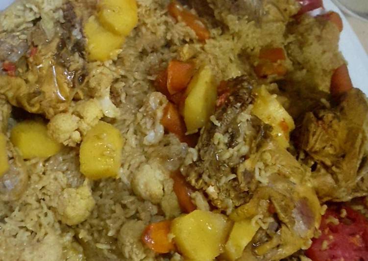 مقلوبه الباذنجان والزهره والبطاطا على دجاج او لحم حسب الرغبه