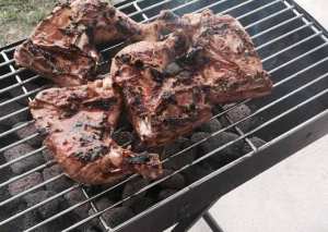 شوي الدجاج على الفحم