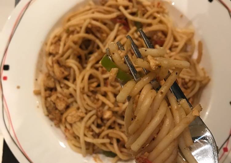 مكرونة بالدجاج والخضار