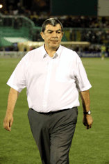 مناورات مازمبي وإصرار حناشي على اللعب بتيزي وزو