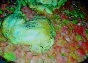 صينية الدجاج بالبندورة والفلفل الرومي،، ع الطريقة التركية