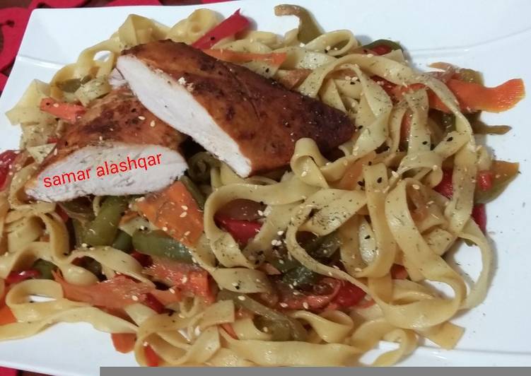 معكرونه بالخضار وصدور الدجاج المشويه