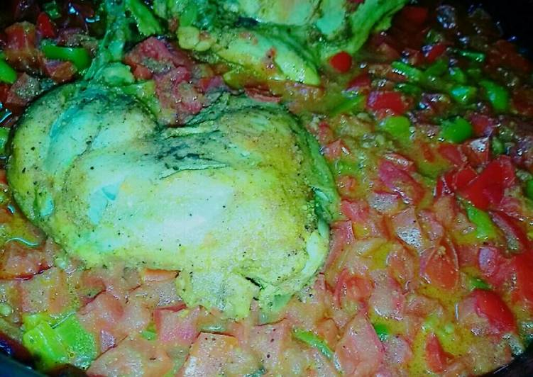 صينية الدجاج بالبندورة والفلفل الرومي،، ع الطريقة التركية