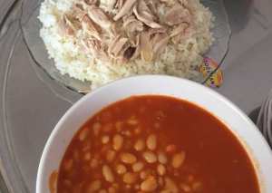 رز بالدجاج ومرقه فاصوليا بيضاء