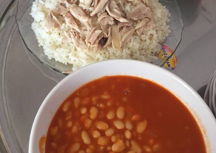 رز بالدجاج ومرقه فاصوليا بيضاء