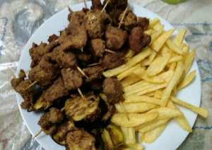 شرحات جاج مقلية بأعواد لخشب