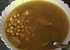 مرقة الدجاج مع الحمص